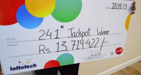 Le gagnant a récupéré son chèque de Rs 13 719 422 aujourd’hui.