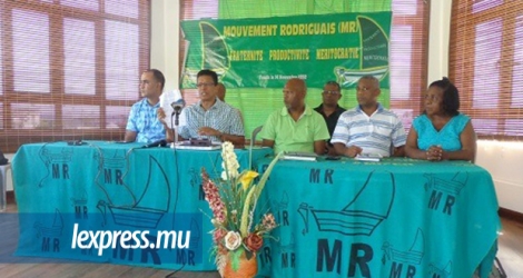 Les membres du Mouvement rodriguais face à la presse, lundi 21 mai.