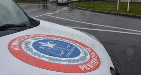 Le logo de l'administration pénitentiaire sur une voiture le 6 mars 2019 à Annoeulin.