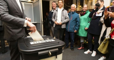 Des électeurs votent au scrutin européen, le 23 mai 2019 à Castricum, aux Pays-Bas.
