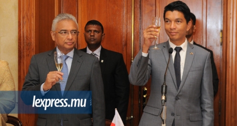 Pravind Jugnauth et Andry Rajoelina , en mars, lors de la visite officielle du président malgache.