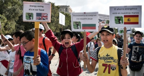Des écoliers manifestent pour interpeller les gouvernements sur le réchauffement climatique, à Athènes le 17 mai 2019.