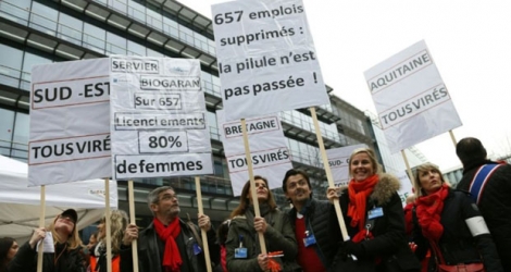 Manifestation d'employés de Servier le 2 février 2016 devant le siège de Suresnes, contre des suppressions d'emplois.