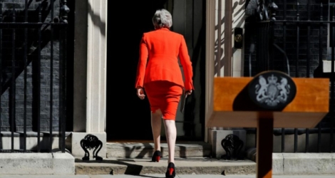 La Première ministre britannique Theresa May repart après avoir annoncé sa démission devant le 10 Downing Street, le 24 mai 2019.