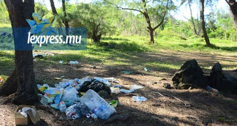 En nous rendant sur les lieux cette semaine, nous avons constaté des déchets laissés sur place par les fétards, à Pont-Bondié, non loin de Carreau- Accacia dans le Sud.. © Tony Fine.