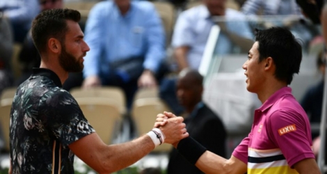 Le Français Quentin Halys (g) battu au premier tour de Roland-Garros par le Japonais Kei Nishikori le 26 mai 2019.