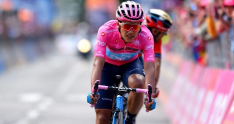 Le coureur de la Movistar Richard Carapaz résiste au retour de Vincenzo Nibali au terme de la 15e étape du Giro à Côme, le 26 mai 2019.