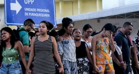 Des familles de détenus prient devant la prison de Puraquequara, dans le nord du Brésil, théâtre de violences meurtrières le 28 mai 2019.