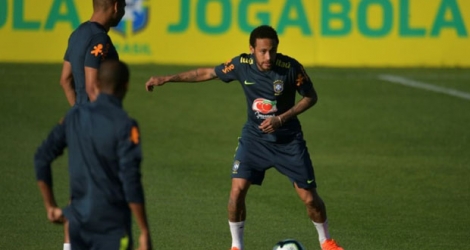 Neymar, la star de l'équipe du Brésil, s'entraîne avant de devoir s'arrêter en raison d'une douleur au genou gauche, le 28 mai 2019 à Teresopolis (Brésil).