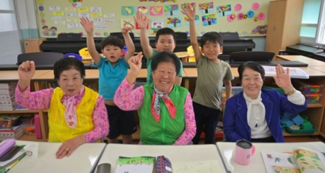 Des octogénaires posent avec leurs camarades dans une salle de classe à Suncheon, 320 km au sud de Seoul, le 15 mai 2019.