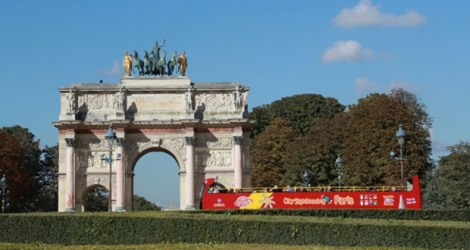 Un bus passe devant l'Arc du Carrousel, le 3 octobre 2016 à Paris.