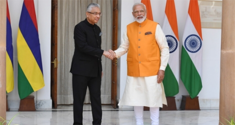 Le PM mauricien, Pravind Jugnauth, félicitant son homologue indien, Narendra Modi, à New Delhi hier.