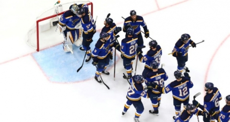 La joie des hockeyeurs de Saint-Louis après leur victoire face aux Boston Bruins lors du match 4 de la finale NHL, le 3 juin 2019 à Saint-Louis.
