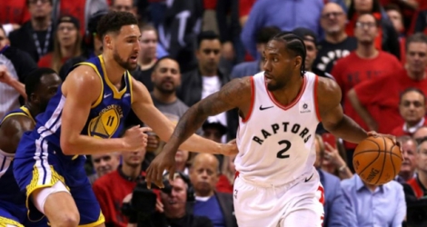 Klay Thompson des Golden State Warriors (g) face à Kawhi Leonard des Toronto Raptors lors du match 2 de la finale NBA, le 2 juin 2019 à Toronto.