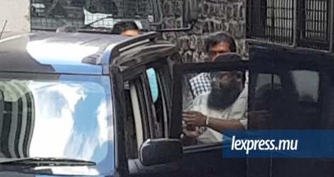 Javed Meetoo à sa sortie à l’arrière du tribunal de Port-Louis, ce vendredi 7 juin, toujours menotté.