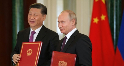 Le président russe Vladimir Poutine (d) et son homologue chinois Xi Jinping, le 5 juin 2019 à Saint-Pétersbourg.