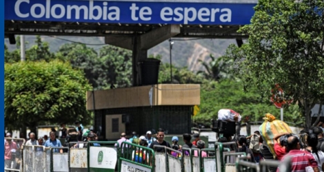 Des personnes traversent le pont international Simon Bolivar entre la ville colombienne de Cucuta et San Antonio de Tachira au Venezuela, le 20 mai 2019.