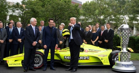 Donald Trump félicite le pilote français Simon Pagenaud, le 10 juin 2019 à la Maison Blanche.