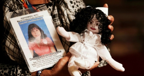 Paulina Mahecha montre la poupée de chiffons qu'elle a fait à l'effigie de sa fille disparue, le 30 mai 2019 à Bogota.