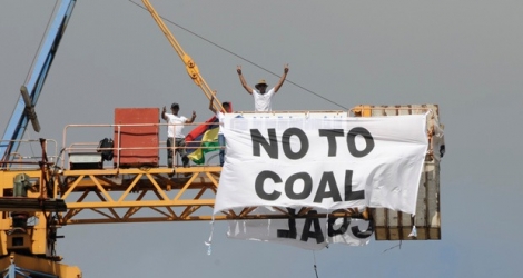 Des manifestants s’emparent d’une grue pour dire non au charbon, à Quatre-Bornes, le 4 février 2013.