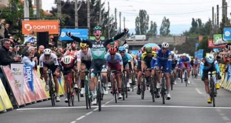 Sam Bennett vainqueur au sprint de la 3e étape du Critérium du Dauphiné à Riom, le 11 juin 2019.
