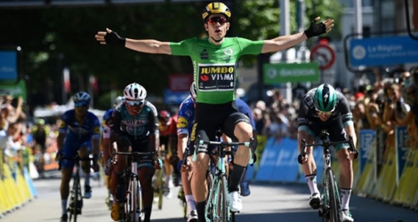 Le coureur de Jumbo Wout van Aert franchit en vainqueur la 5e étape du Critérium du Dauphiné, le 13 juin 2019 à Voiron.