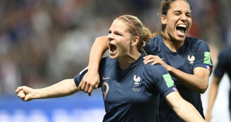 Eugénie Le Sommer (g) vient de marquer le 2e but français sur penalty et est félicitée par Amel Majri lors du match du Mondial féminin contre la Norvège, le 12 juin 2019 à Nice.