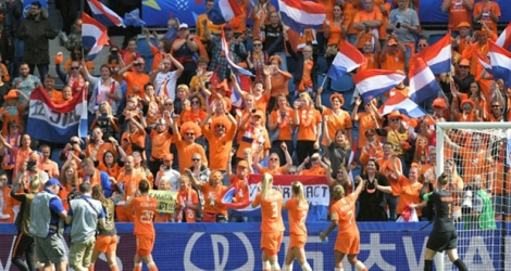 Les bouillants supporters néerlandais applaudissent leurs joueuses des Pays-Bas, après leur victoire sur la Nouvelle-Zélande, le 11 juin 2019 au Havre.