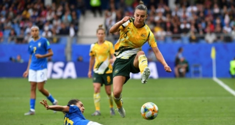 L'Australienne Chloe Logarzo (d) taclée par la Brésilienne Leticia Santos au Mondial féminin, le 13 juin 2019 à Montpellier.