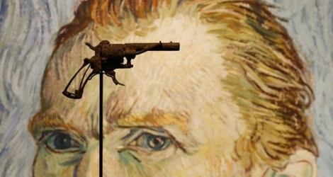 Le revolver que Vincent Van Gogh aurait utilisé pour mettre fin à ses jours exposé chez Drouot, le 14 juin 2019 à Paris avant sa mise aux enchères.