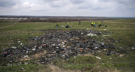 Enquêteurs néerlandais et malaisiens travaillent sur les lieux du crash du vol MH17 près du village de Grabove, en Ukraine, le 16 avril 2015.