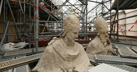 Des travaux de restauration sur des statues de la Chapelle royale du Château de Versailles, le 18 juin 2019, près de Paris.