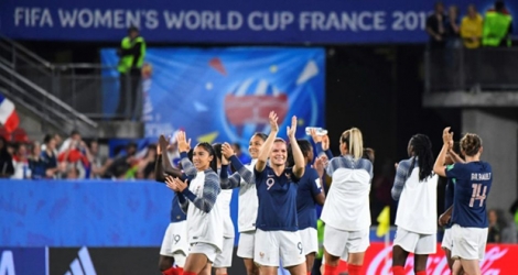 Les Bleues après leur victoire en phase de groupes du Mondial face au Nigéria, à Rennes, le 17 juin 2019.