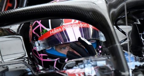 Le pilote français Romain Grosjean (Haas) arbore un casque «unique», décoré par le sculpteur Richard Orlinski, lors de la 1re séance d'essais pour le GP de France sur le circuit du Castellet, le 21 juin 2019.