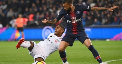 Le latéral droit du Paris SG Dani Alves (d) à la lutte avec l'attaquant de Dijon Wesley Said , en L1 au Parc des Princes, le 18 mai 2019.