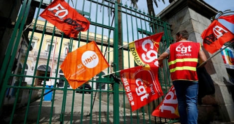 Des drapeaux syndicaux sont accrochés aux grilles de la préfecture d'Ajaccio le 9 mai 2019 à l'occasion d'une manifestation contre la réforme de la fonction publique.