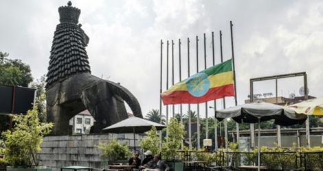 Le drapeau ethiopien est à moitié baissé en signe de deuil sur cette place d'Addis Abeba, le 24 juin 2019.