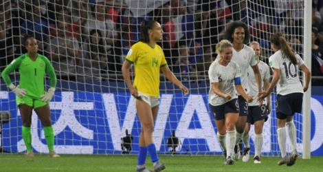 La capitaine Amandine Henry offre la victoire aux Bleues contre le Brésil en 8e de finale du Mondial au stade Océane au Havre, le 23 juin 2019.
