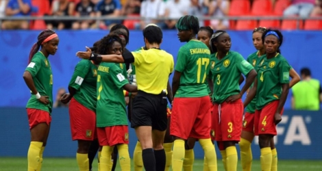 L'arbitre chinoise Qin Liang (C) valide un but pour l'Angleterre face au Cameroun, le 23 juin 2019 à Valenciennes.