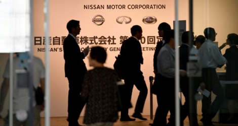 Des actionnaires de Nissan arrivent au siège du groupe à Yokohama, dans la banlieue de Tokyo, pour assister à l'assemblée générale le 25 juin 2019.