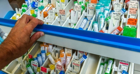 Un tiroir de pharmacie contenant des tubes de produits homéopathiques, à Lille, le 3 septembre 2018.