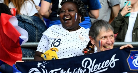Sidonie Asseyi (c), la mère de Viviane, attaquante des Bleues, lors du match de phase de groupes du Mondial face au Nigéria, à Rennes, le 17 juin 2019.