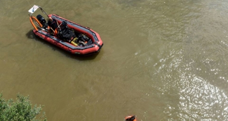 Des pompiers inspectent la Loire à proximité du lieu où Steve Maia Caniço a disparu, à Nantes, le 25 juin 2019.