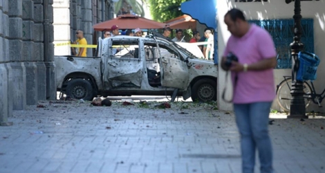 La voiture visée par un kamikaze sur l'avenue Bourguiba à Tunis, le 27 juin 2019.