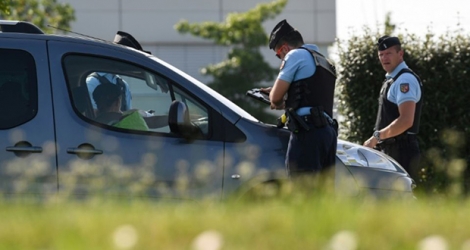 Des gendarmes contôlent les vignettes «Crit'Air» sur une route à Saint-Quentin-Fallavier, près de Lyon, le 27 juin 2019.