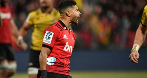 Le demi-d'ouverture néo-zélandais des Crusaders exulte après la victoire de son équipe en demi-finale du Super Rugby face aux Hurricanes, à Christchurch, le 29 juin 2019.