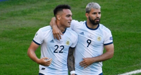 Lautaro Martinez (g) et Sergio Aguero lors de la victoire sur le Venezuela 2-0 lors des quarts de finale de la Copa América le 28 juin 2019.