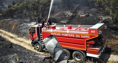 Les sapeurs-pompiers du Gard au travail dans la zone de Saint-Gilles, le 29 juin 2019.