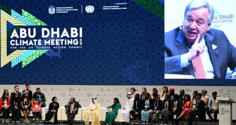 Le secrétaire général de l'ONU Antonio Guterres (au centre à gauche) lors d'une réunion sur le climat à Abou Dhabi, aux Emirats arabes unis, le 30 juin 2019.
