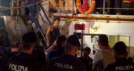 Capture d'écran réalisée à partir d'une vidéo publiée par la plateforme Local Team le 29 juin 2019 montrant la capitaine du navire humanitaire Sea-Watch 3 lors de son arrestation par la police italienne à Lampedusa.